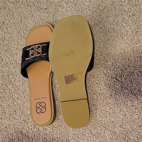 Flats - Picture 2 of 4